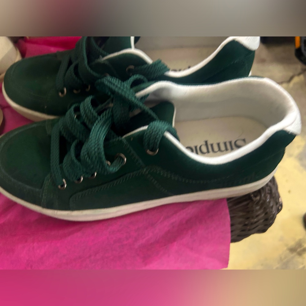 Men's Simple tennis shoes vintage size 7.5
